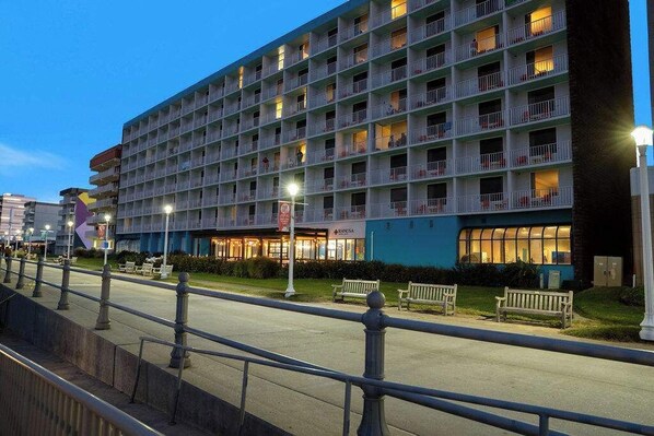 Exterior - 1BR Condo / King Bed / Hot Tub / Indoor Pool (Virginia Beach)