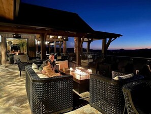 Terrace/patio - Eagles Nest 1 BR Cabin - Close to Beech Mtn (Banner Elk)