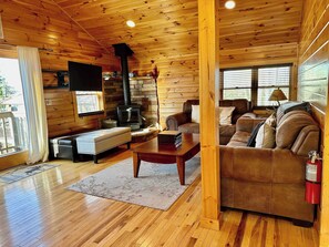 Een televisie, een open haard en een kantoor