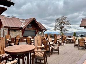 Outdoor dining - Eagles Nest 1 BR Cabin - Close to Beech Mtn (Banner Elk)