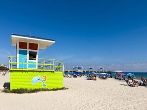 Chaises longues, serviettes de plage
