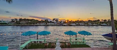 Una piscina al aire libre, una piscina climatizada