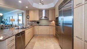 Jääkaappi, mikroaaltouuni, liesi, astianpesukone