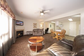 Condominium Suite | Area keluarga | Televisi 42-inci dengan saluran TV kabel