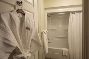 Bathroom shower - Dunvegan Inn and Suites (Fairview)