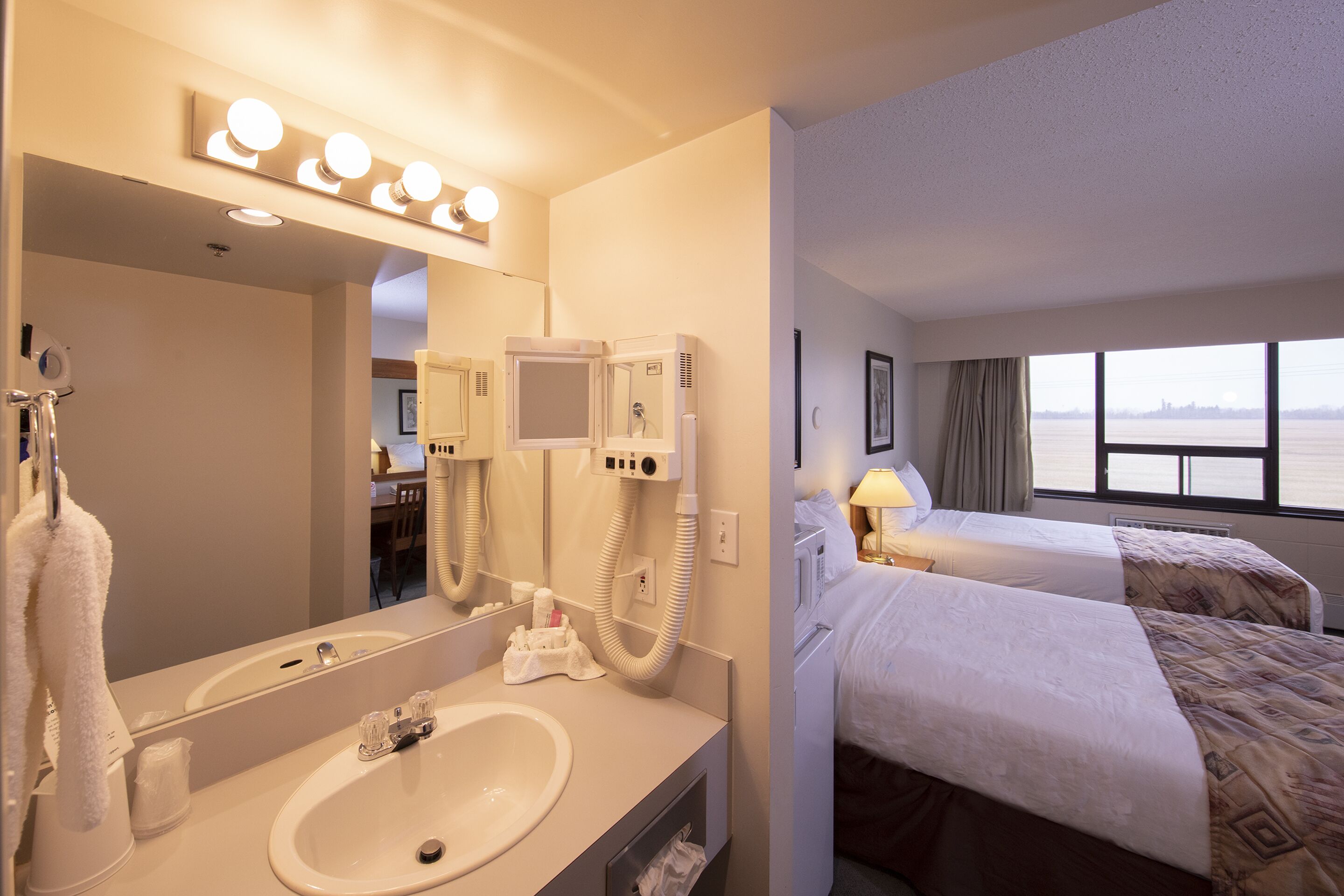 Artículos de higiene personal gratuitos, secador de pelo y toallas