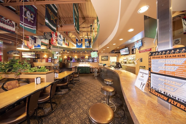 Serves lunch, dinner, and happy hour