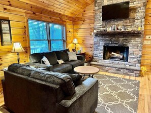 TV, fireplace, offices - Eagles Nest 2 BR Cabin - Close to Beech Mtn (Banner Elk)