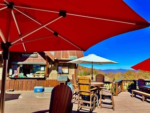 Outdoor dining - Eagles Nest 2 BR Cabin - Close to Beech Mtn (Banner Elk)