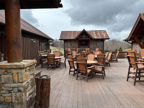 Outdoor dining - Eagles Nest 2 BR Cabin - Close to Beech Mtn (Banner Elk)