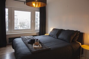 3 soverom, skrivebord, strykejern/-brett og reiseseng for barn