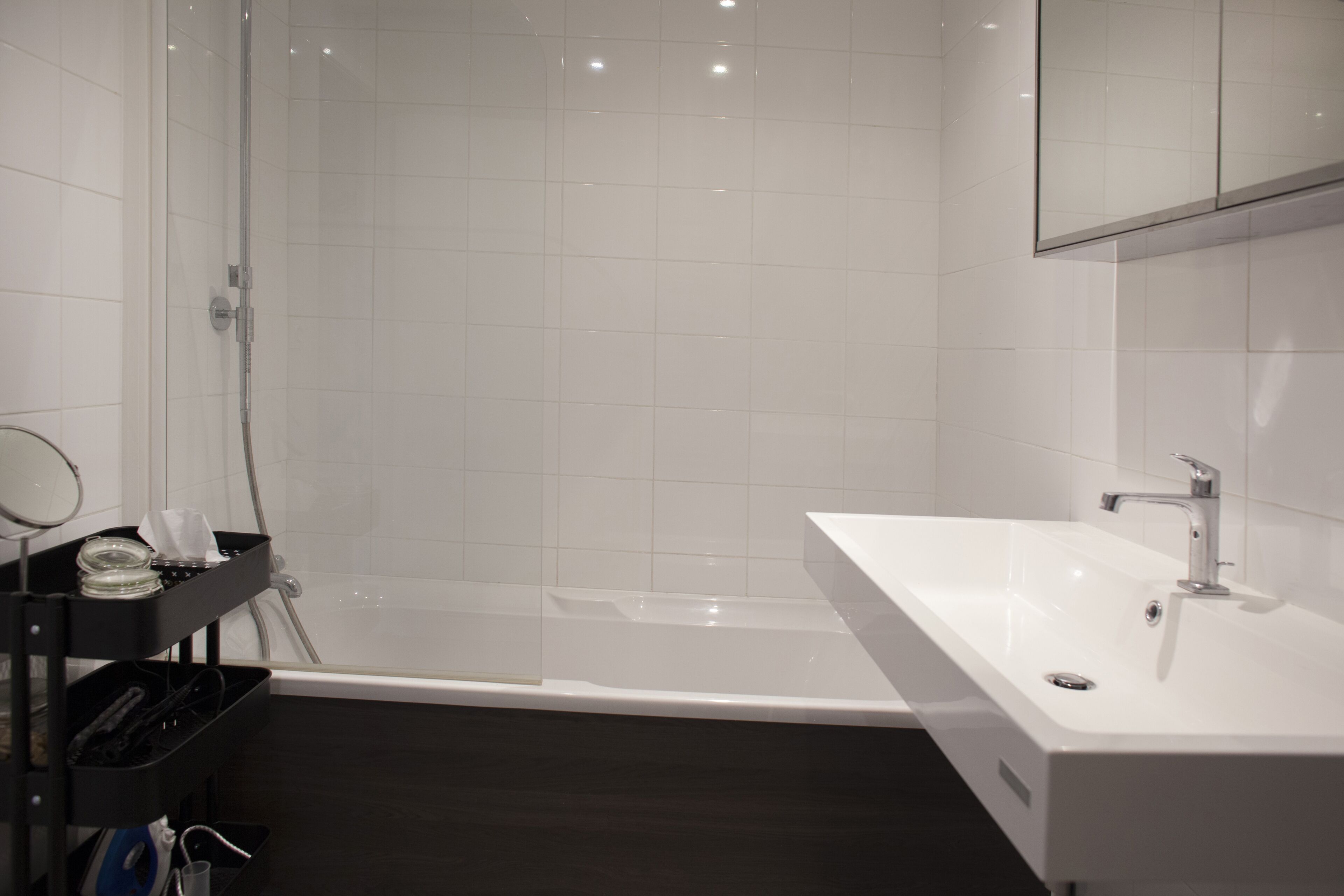 Ensemble douche/baignoire, sèche-cheveux, serviettes fournies, savon