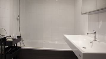 Ensemble douche/baignoire, sèche-cheveux, serviettes fournies, savon