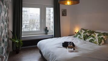 3 chambres, bureau, fer et planche à repasser, lit parapluie