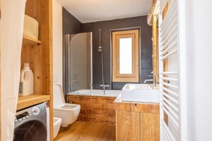 Bathtub, free toiletries, towels