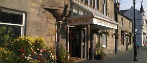 تفاصيل الفندق من الخارج