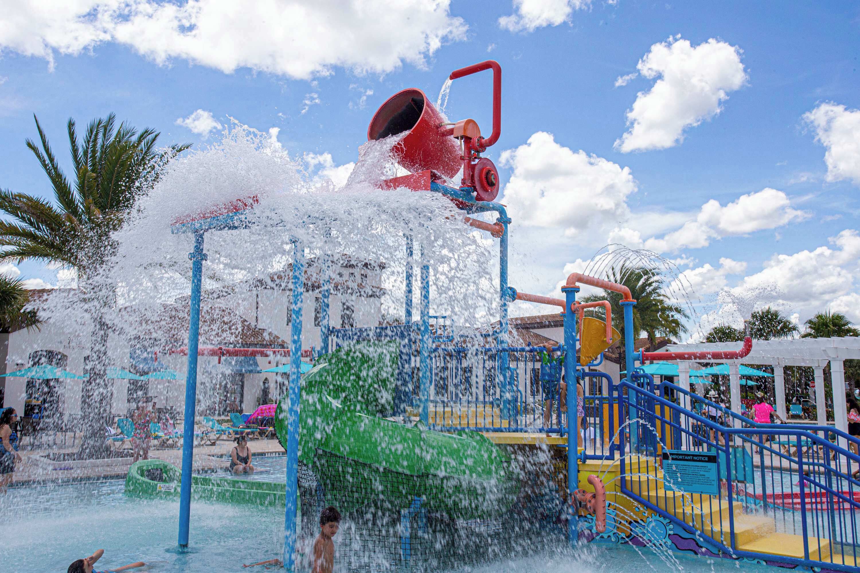 Parque acuático con una gran fuente de agua, toboganes y una zona de piscina.