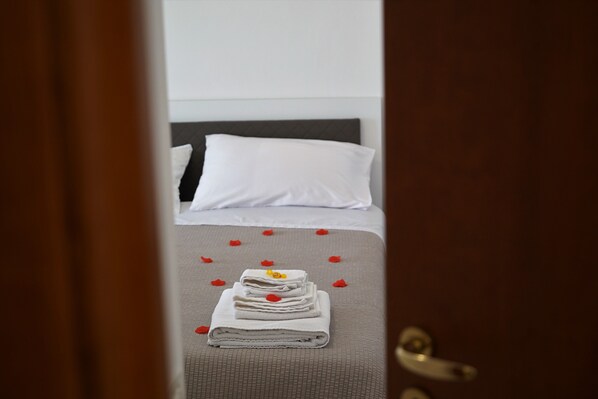 2 bedrooms, in-room safe, WiFi, bed sheets - Deluxe apartment with balcony overlooking the rock (Matera)
