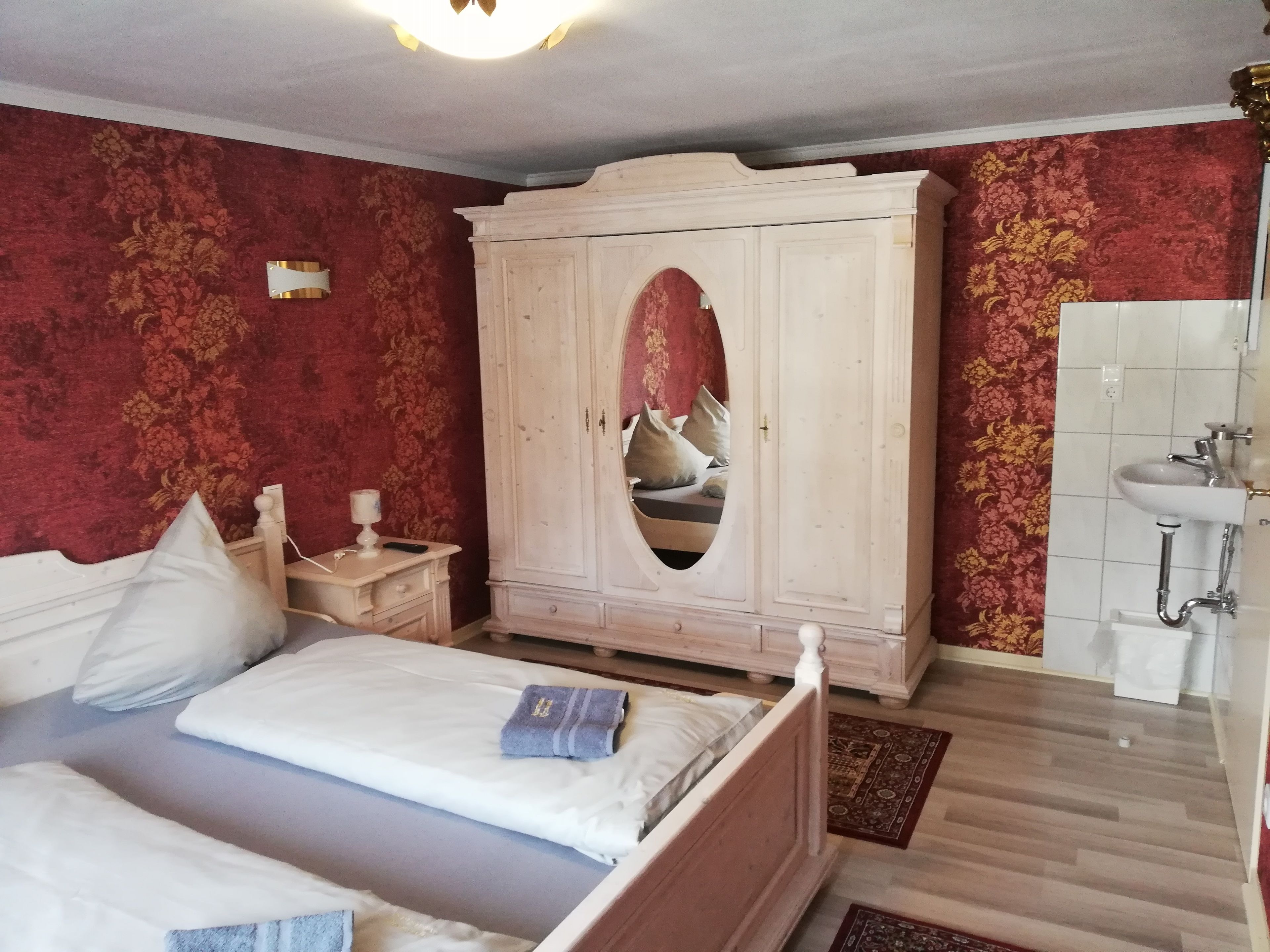 3 bedrooms, desk, soundproofing, iron/ironing board