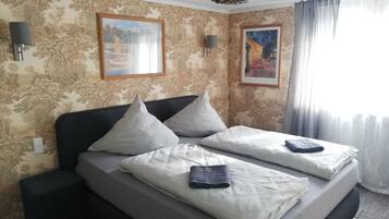 3 bedrooms, desk, soundproofing, iron/ironing board