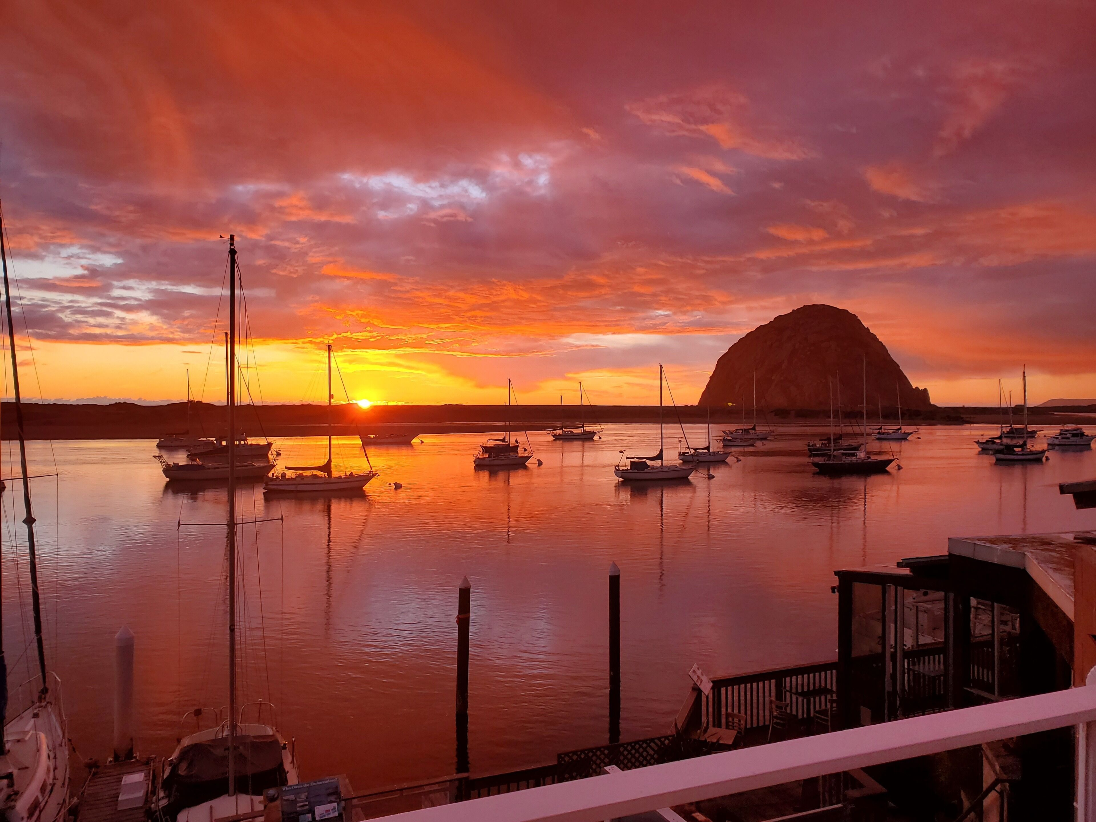 Un port de plaisance avec des bateaux amarrés au coucher du soleil.