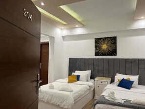 ميني بار وبديكورات فريدة لكل غرفة وستائر تعتيم وواي فاي مجانًا