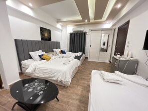 Chambre Triple | Minibar, décoration personnalisée, rideaux occultants, Wi-Fi gratuit