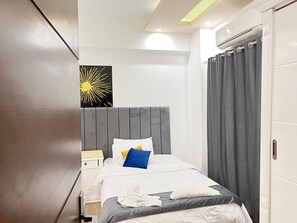 Triple Room | Bar mini, dihias secara berasingan, langsir/tirai gelap terus 