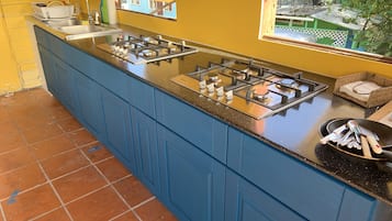 Refrigerador, microondas, tetera eléctrica y tostadora