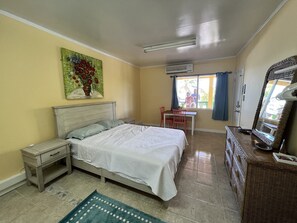 Elite Double Room | Free WiFi, bed sheets - The Waterfront Inn - Hostel (English Harbour)