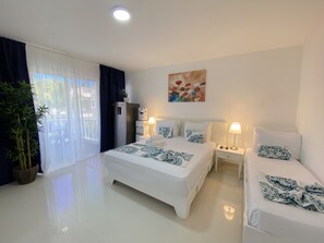 Caja de seguridad en la habitación y tabla de planchar con plancha