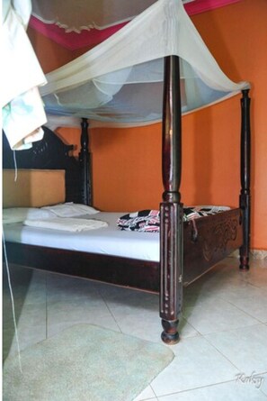 1 Schlafzimmer, Schreibtisch, Bettwäsche