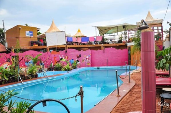 Una piscina al aire libre