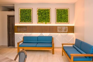 Piscina externa, funciona das 9h às 21h, guarda-sóis