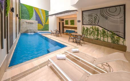 Una piscina al aire libre, sombrillas