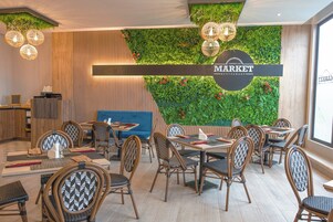 Café da manhã, almoço e jantar; culinária internacional 