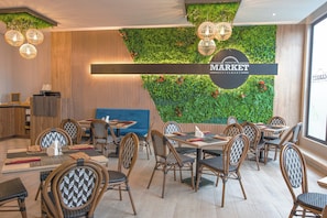 Se sirven desayunos, almuerzos y cenas; cocina internacional