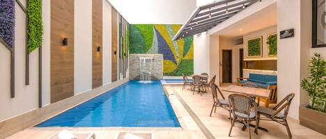 Utendørsbasseng og bassengparasoller