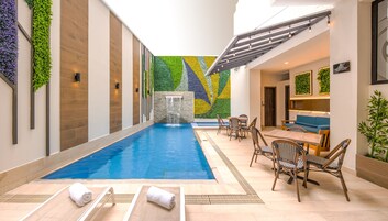 Piscina externa, funciona das 9h às 21h, guarda-sóis
