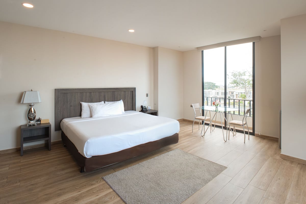 Junior King Suite | Premium bedding, down duvets, Select Comfort beds, in-room safe