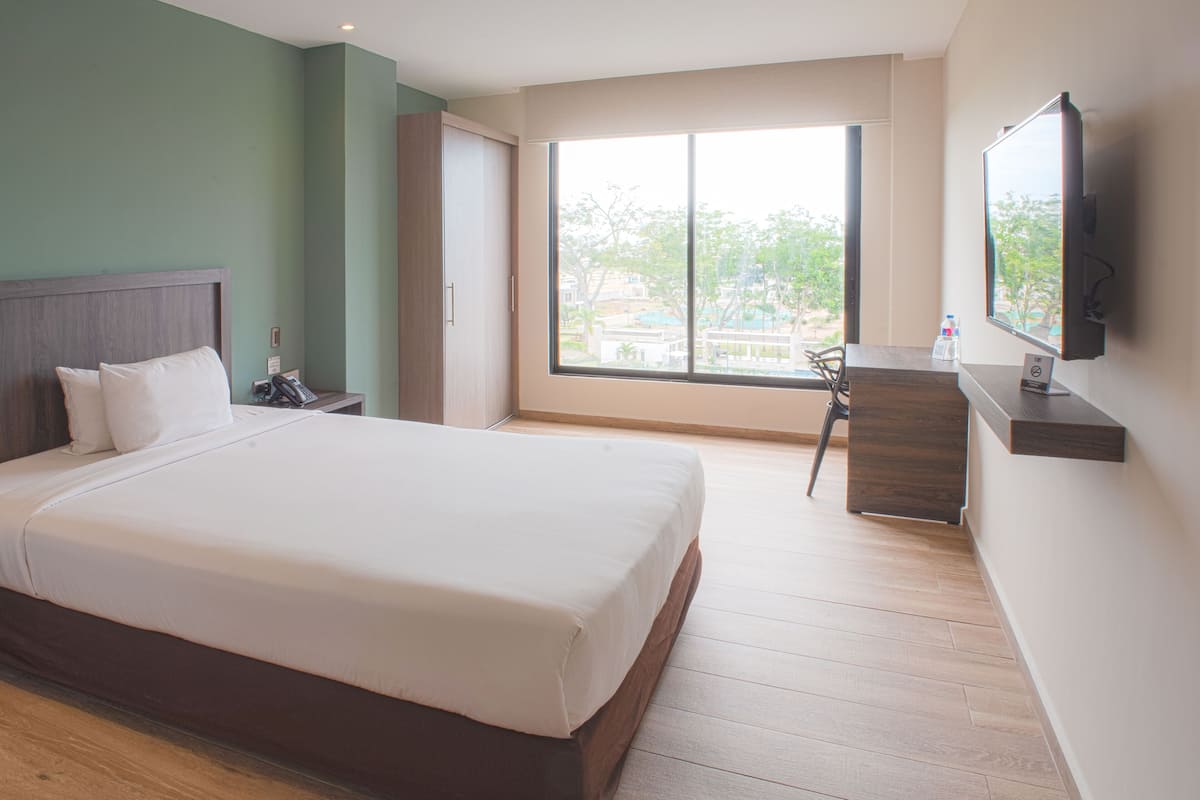Deluxe Queen | Premium bedding, down duvets, Select Comfort beds, in-room safe