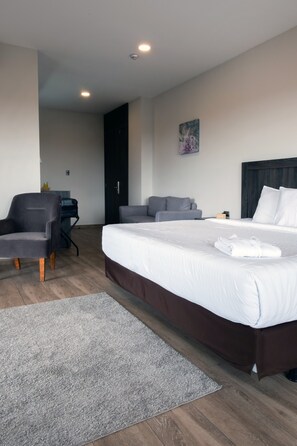 Junior King Suite | Ropa de cama de alta calidad y edredones de plumas