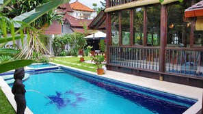 Vila, 4 quartos, vista para o jardim | Cofres nos quartos, ferros/tábuas de passar roupa, Wi-Fi de cortesia