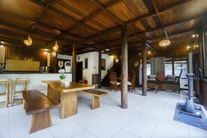 Villa, 4 slaapkamers, uitzicht op tuin | Privékeuken | Een koelkast/vriezer, een magnetron, een broodrooster, een blender