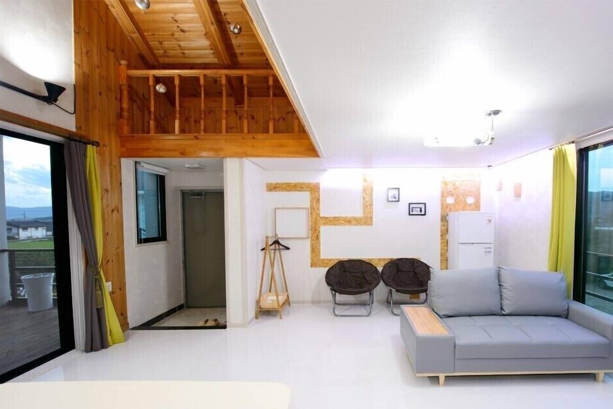 ROUTE 0.2 | Living area | Flat-screen TV