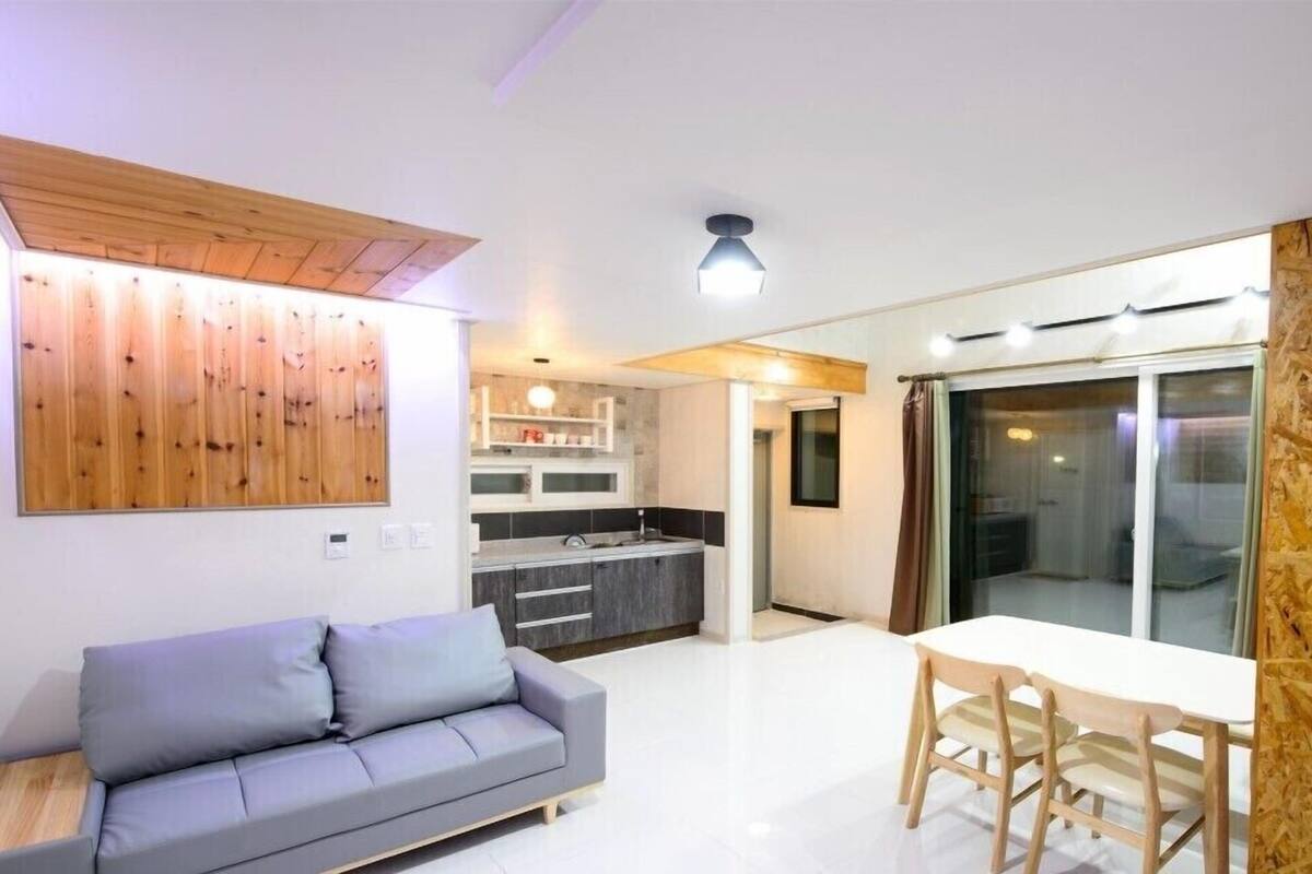 ROUTE 0.6 | Living area | Flat-screen TV