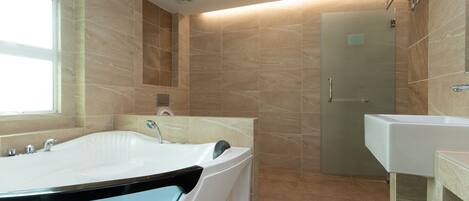 Habitación doble Premium, 1 cama King size | Baño | Regadera, regadera tipo lluvia, amenidades de baño gratuitas, bidet