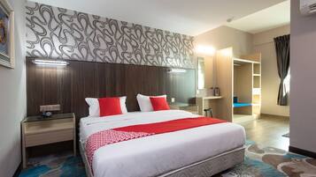 Desk, soundproofing, free WiFi, bed sheets