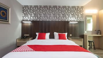 Escrivaninha, quartos à prova de som, Wi-Fi de cortesia, roupa de cama