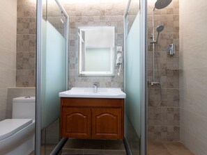 Standard Double Room, 1 King Bed | Bathroom